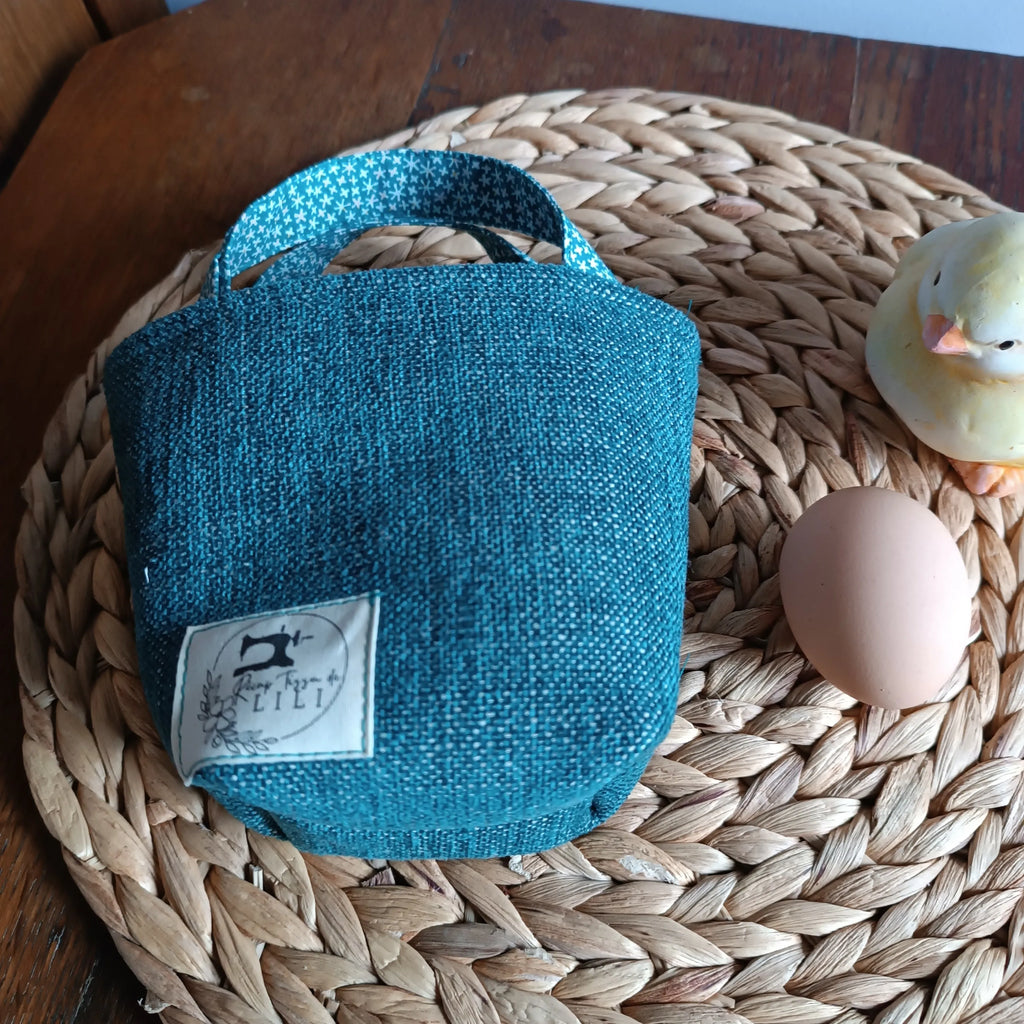 Panier de Pâques artisanal bleu, fait main en Picardie