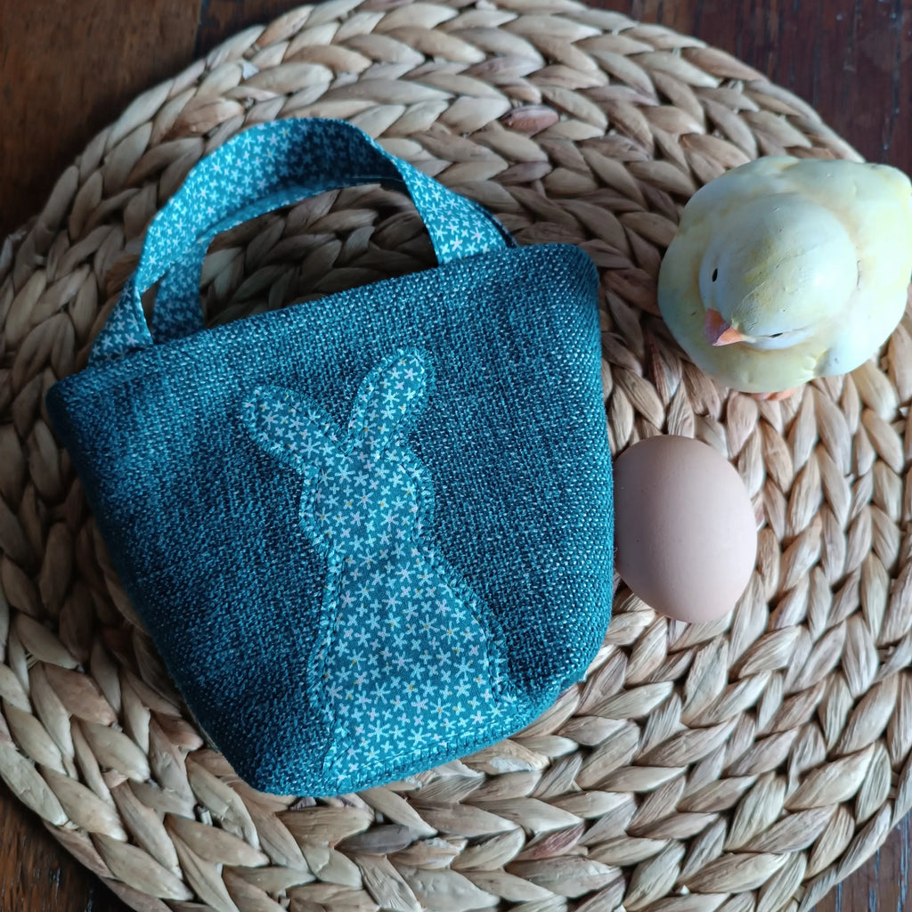 Panier de Pâques bleu posé sur une table de fête