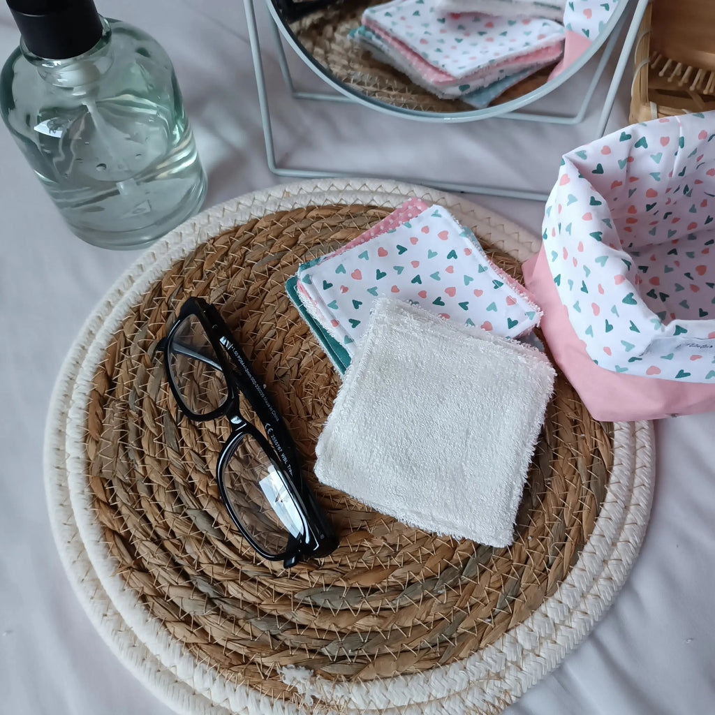 Lingette démaquillante lavable rose pâle, gros plan sur le tissu éponge