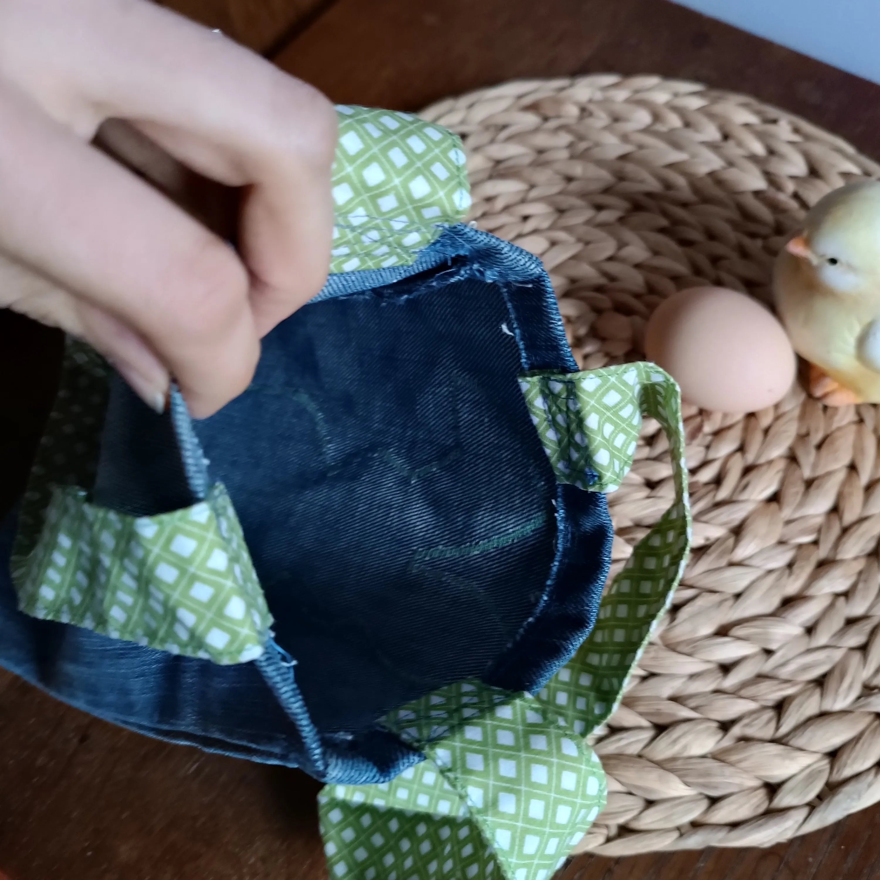 Sac de pâques jeans et motif vert de Récup’ Tissu de LILI- pâques 2025 - chasse aux œufs - sac pour Pâques - cadeau de Pâques - Pâques en 2025 - cadeau Pâques enfant - cadeau Pâques adulte