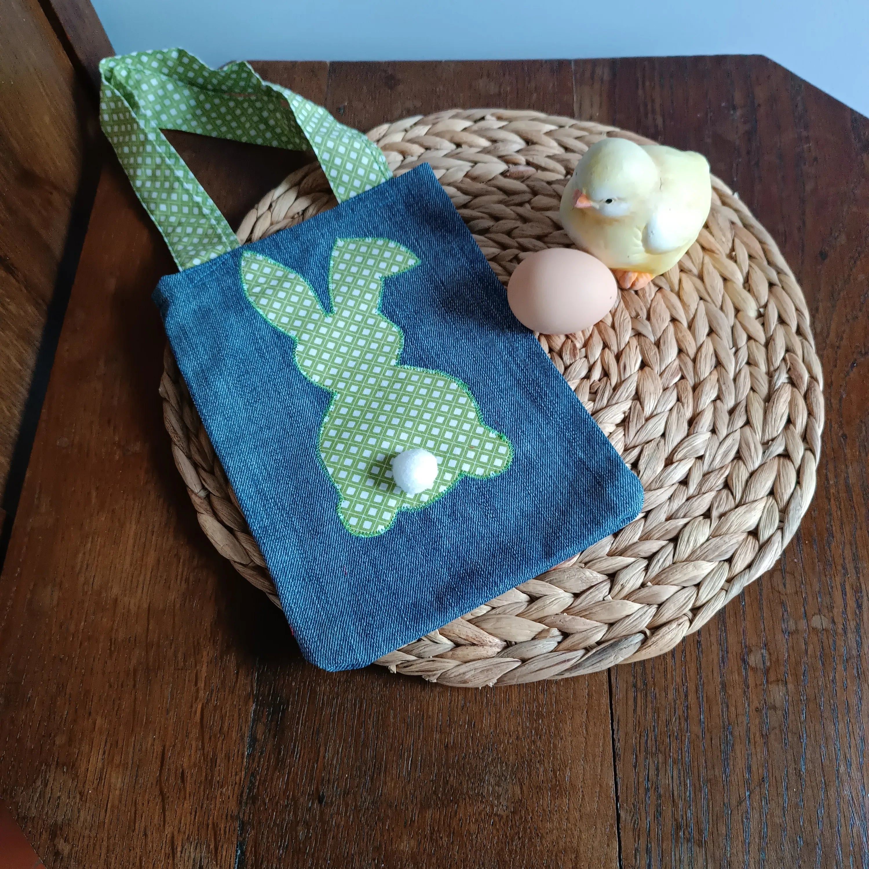 Sac de pâques jeans et motif vert de Récup’ Tissu de LILI- pâques 2025 - chasse aux œufs - sac pour Pâques - cadeau de Pâques - Pâques en 2025 - cadeau Pâques enfant - cadeau Pâques adulte