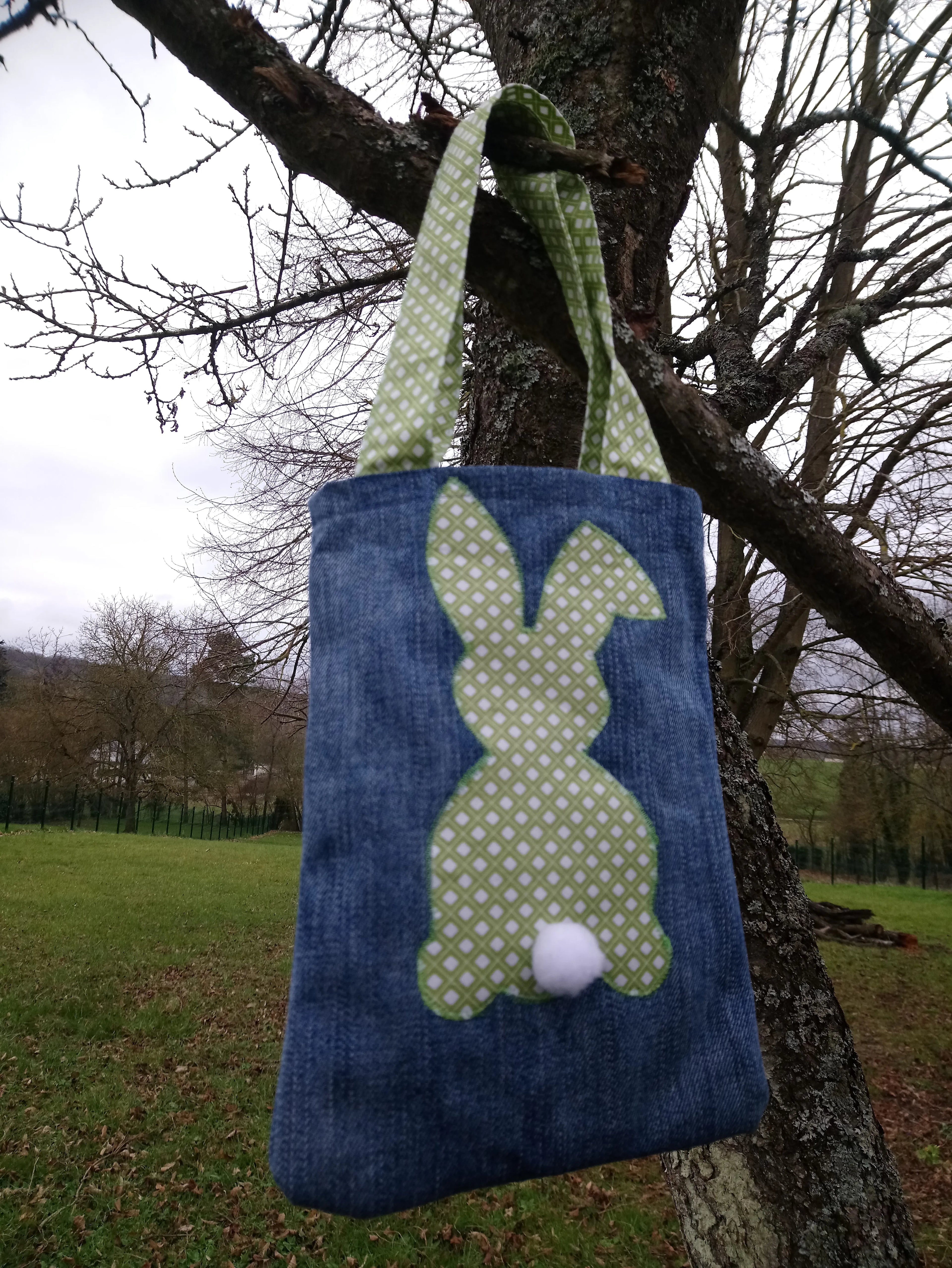 Sac de pâques jeans et motif vert de Récup’ Tissu de LILI- pâques 2025 - chasse aux œufs - sac pour Pâques - cadeau de Pâques - Pâques en 2025 - cadeau Pâques enfant - cadeau Pâques adulte