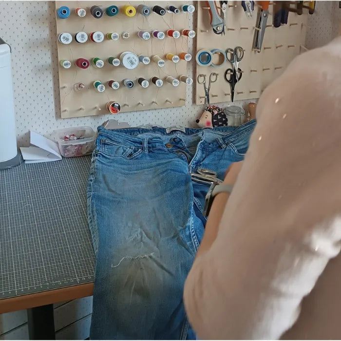 photo de la créatrice en cours découpe de jeans récupéré - Récup' Tissu de Lili