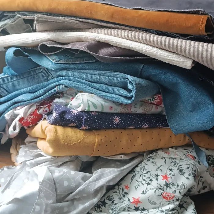 pile de tissu upcyclé prêt à être utiliser pour une seconde vie dans l'atelier de Récup' Tissu de Lili