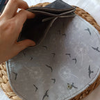 Pochette grise de Récup’ Tissu de LILI – pochette 3 compartiments tissu upcyclé – pochette écoresponsable -pochette grise artisanale -idée cadeau artisanale -pochette grise originale