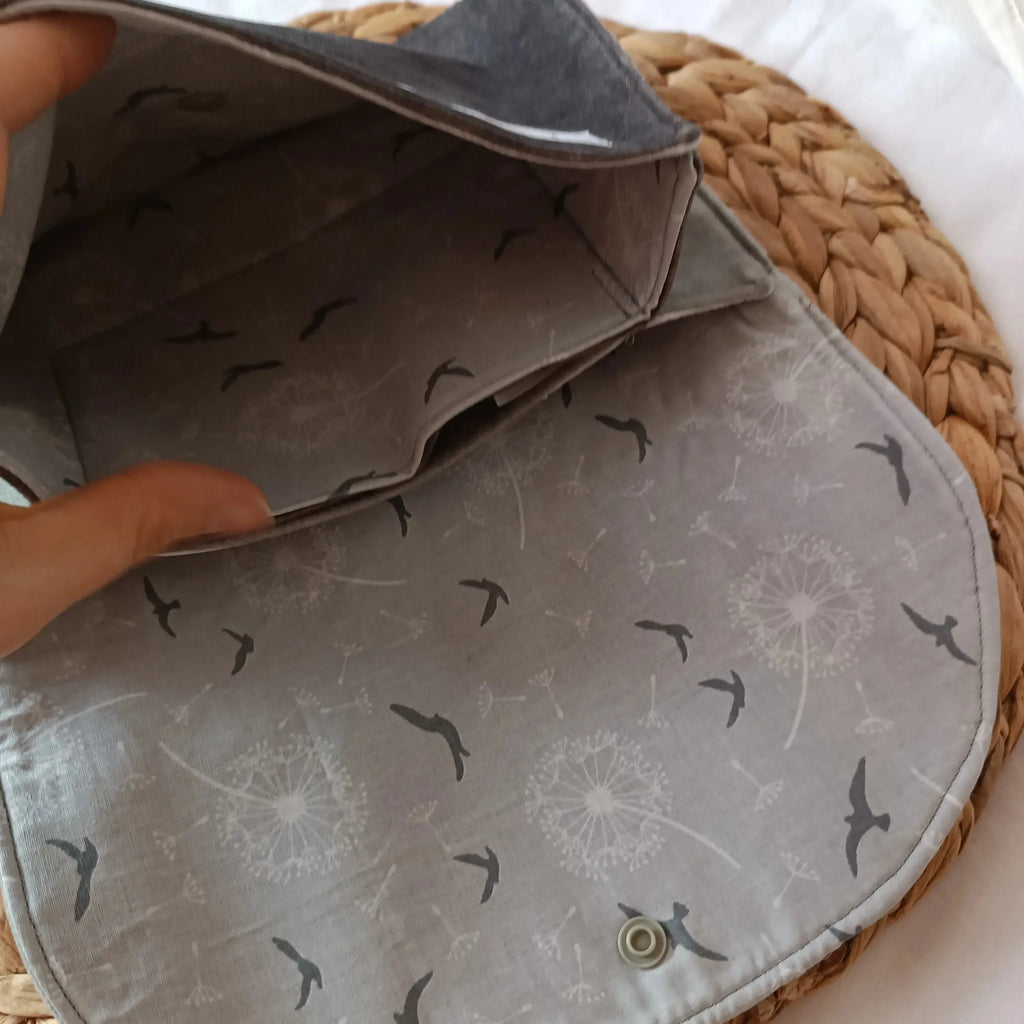 Pochette grise de Récup’ Tissu de LILI – pochette 3 compartiments tissu upcyclé – pochette écoresponsable -pochette grise artisanale -idée cadeau artisanale -pochette grise originale
