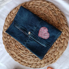 Pochette jeans upcyclé de Récup’ Tissu de LILI – pochette 3 compartiments tissu upcyclé – pochette écoresponsable -pochette jeans artisanale -idée cadeau artisanale -pochette jeans originale