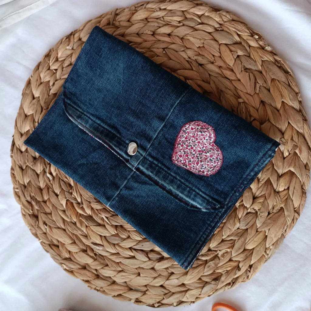 Pochette en denim ouverte montrant ses trois compartiments