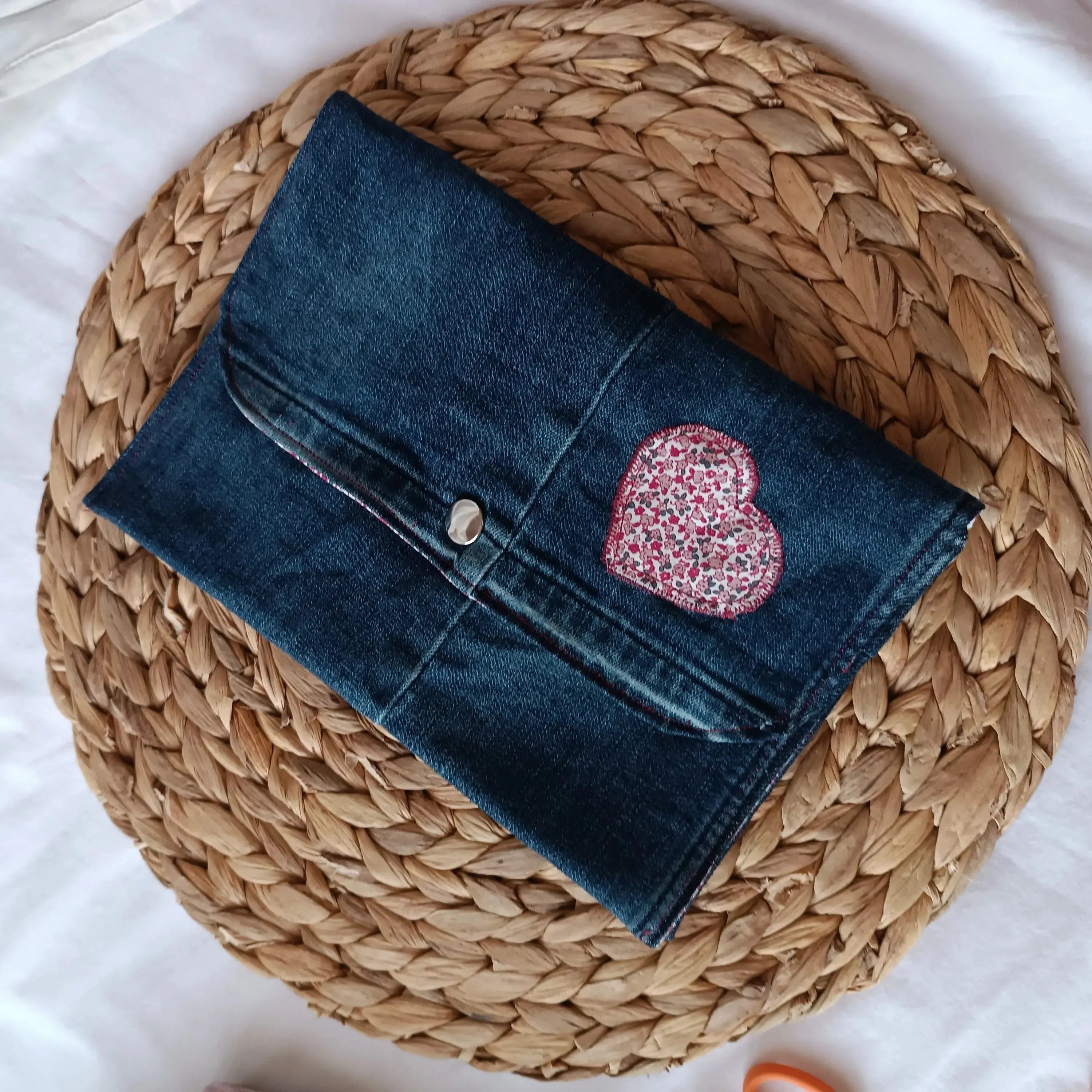 Pochette en denim ouverte montrant ses trois compartiments
