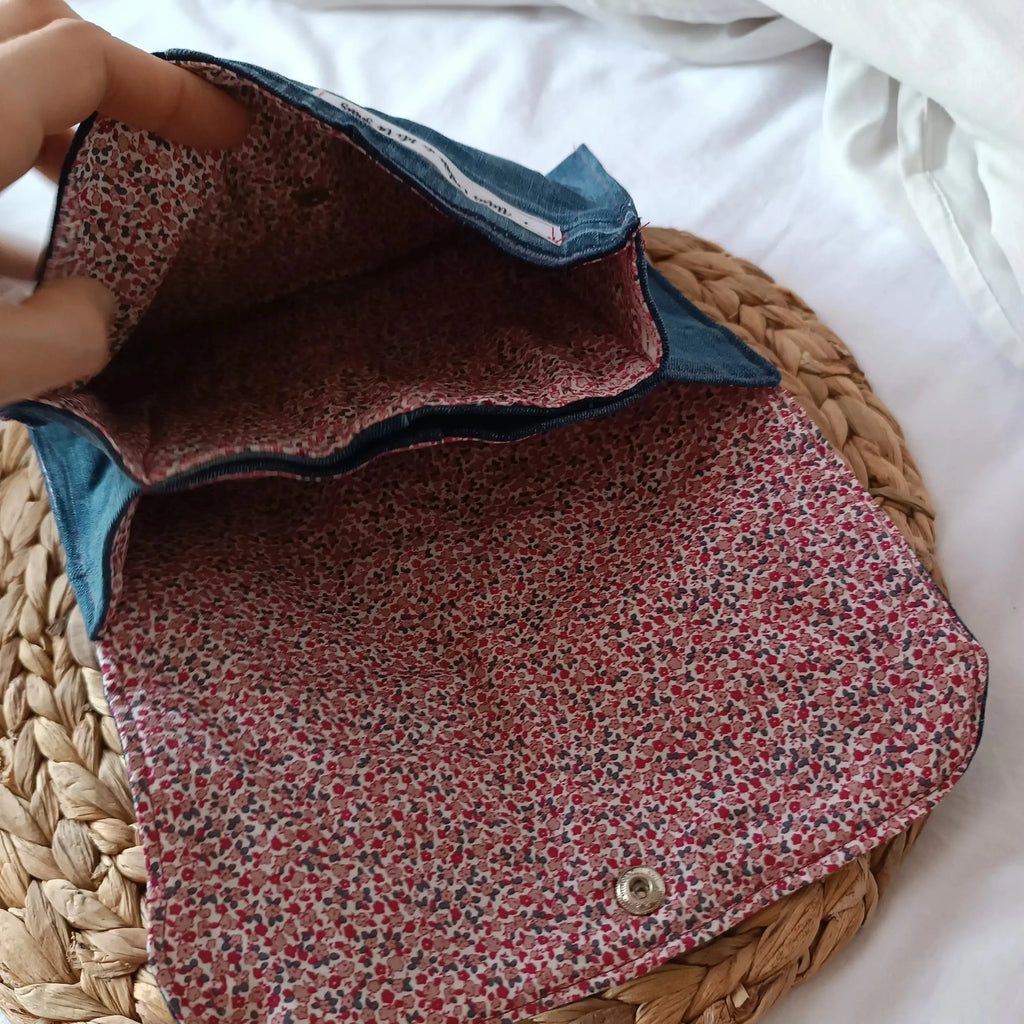 Pochette jeans upcyclé de Récup’ Tissu de LILI – pochette 3 compartiments tissu upcyclé – pochette écoresponsable -pochette jeans artisanale -idée cadeau artisanale -pochette jeans originale