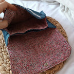 Pochette jeans upcyclé de Récup’ Tissu de LILI – pochette 3 compartiments tissu upcyclé – pochette écoresponsable -pochette jeans artisanale -idée cadeau artisanale -pochette jeans originale