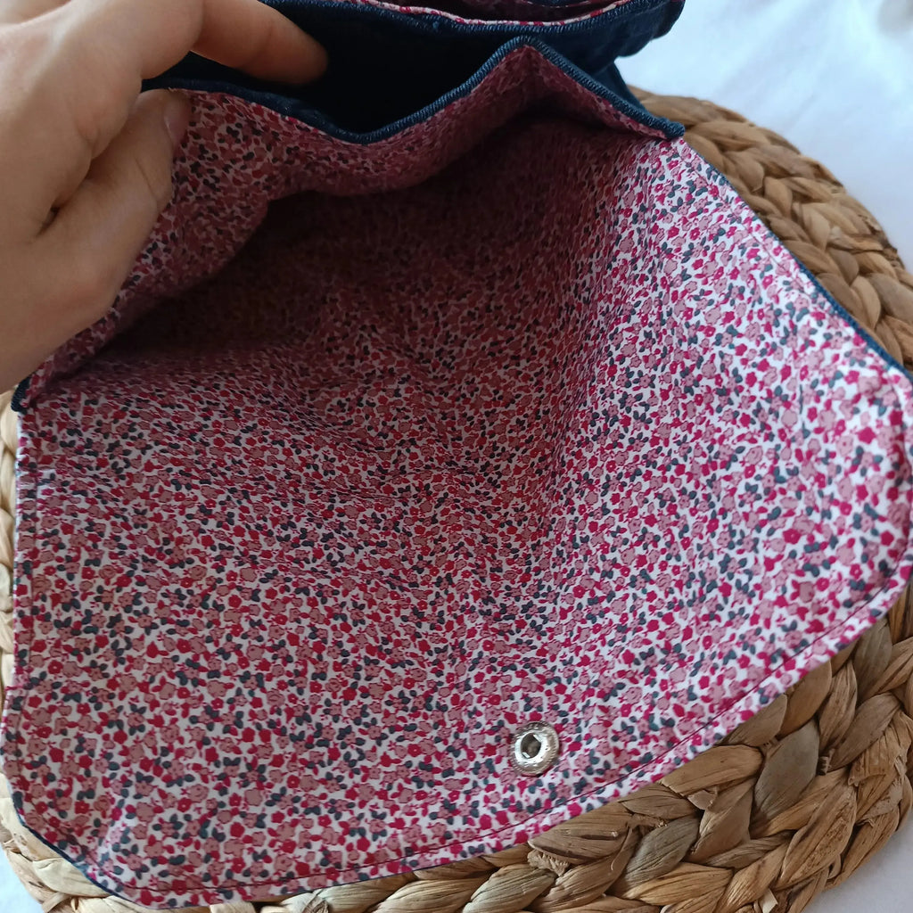 Pochette jeans upcyclé de Récup’ Tissu de LILI – pochette 3 compartiments tissu upcyclé – pochette écoresponsable -pochette jeans artisanale -idée cadeau artisanale -pochette jeans originale