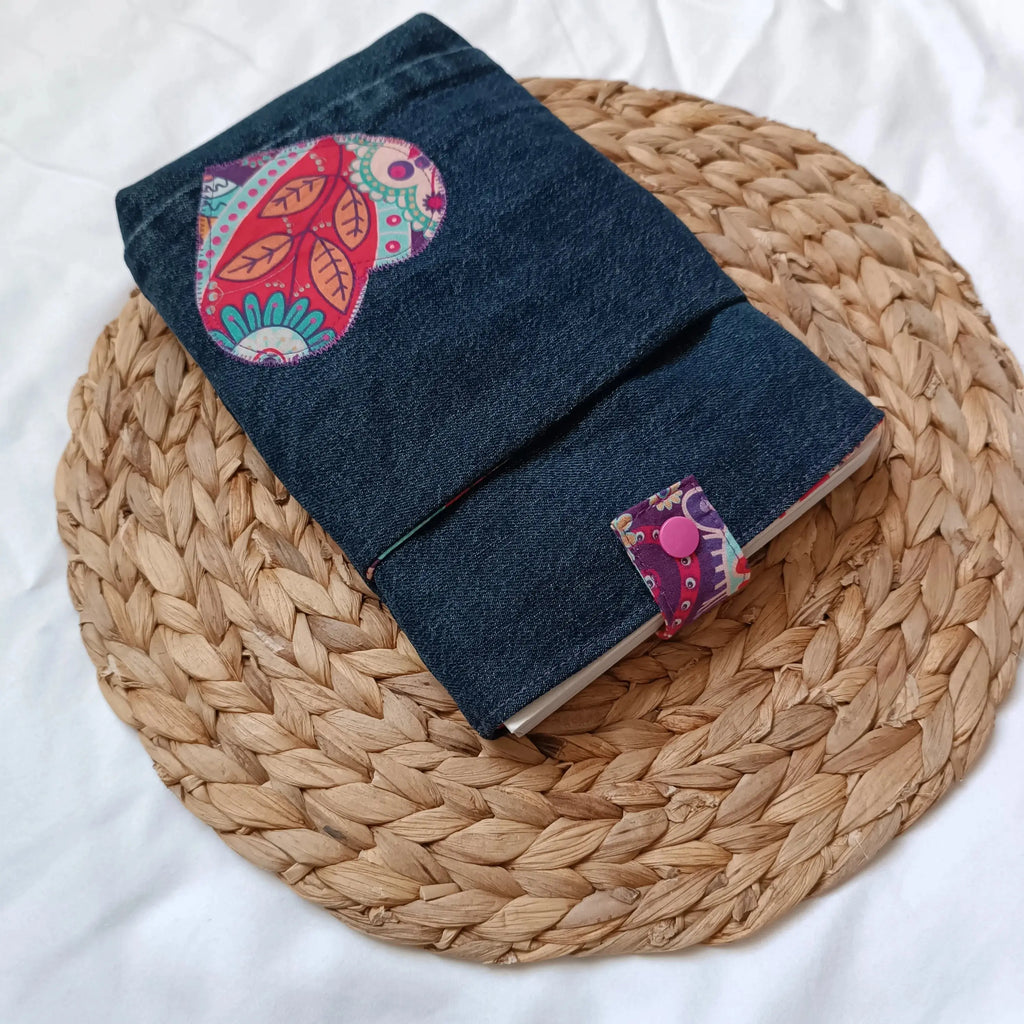 Pochette de transport pour livre avec un livre glissé à l'intérieur