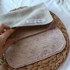 Pochette rose de Récup’ Tissu de LILI – pochette 3 compartiments tissu upcyclé – pochette écoresponsable -pochette rose artisanale -idée cadeau artisanale -pochette rose originale