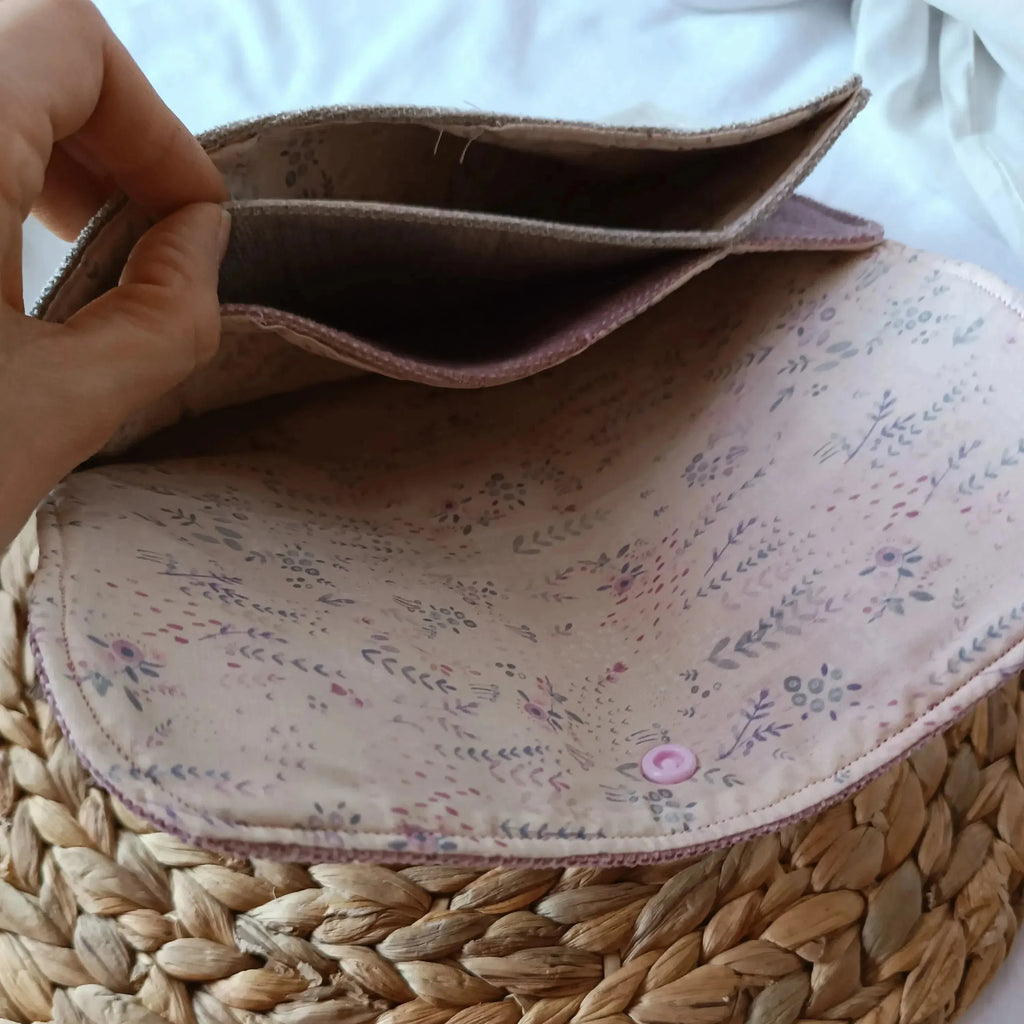 Pochette rose de Récup’ Tissu de LILI – pochette 3 compartiments tissu upcyclé – pochette écoresponsable -pochette rose artisanale -idée cadeau artisanale -pochette rose originale