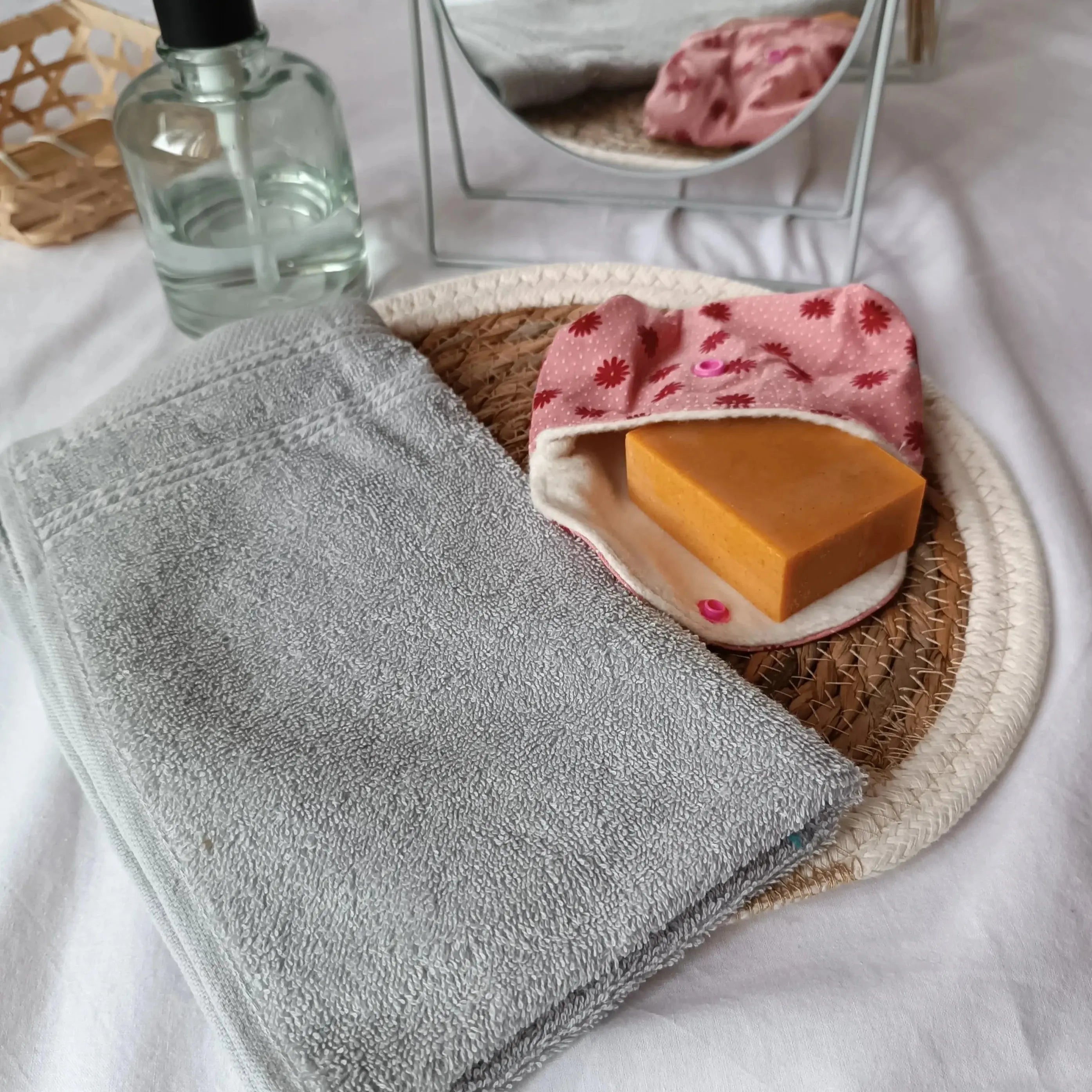 Pochette à savon rose ouverte, doublure en coton absorbant