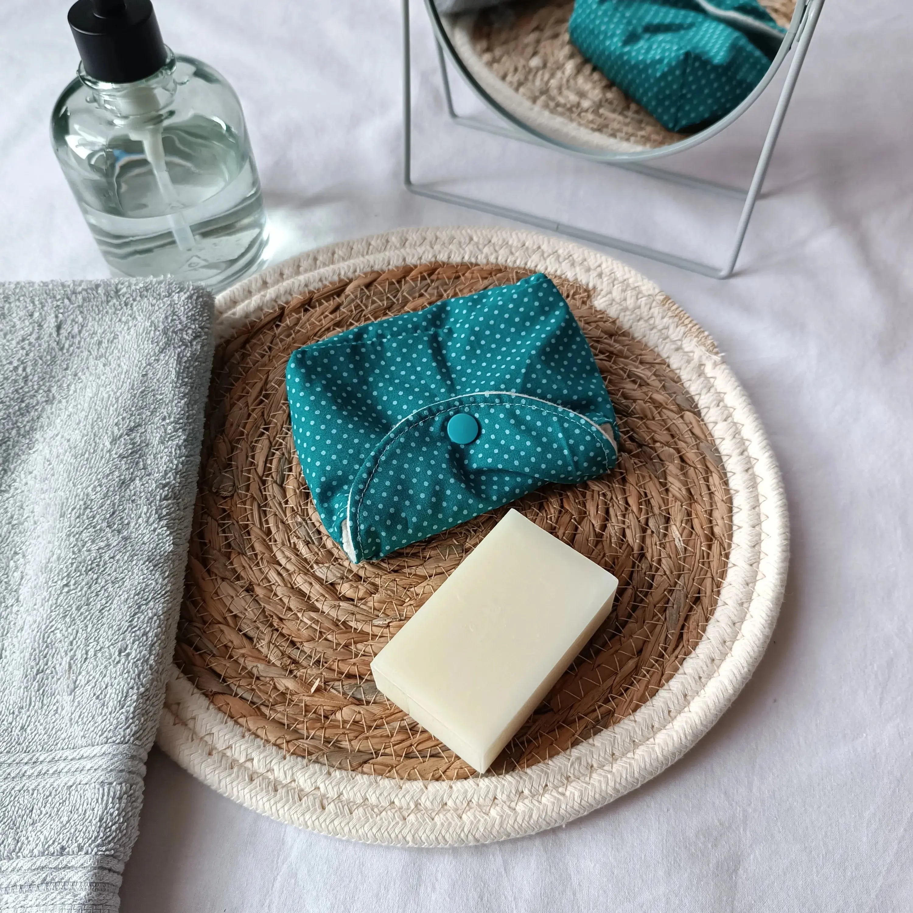Pochette à savon verte ouverte, doublure en molleton de coton