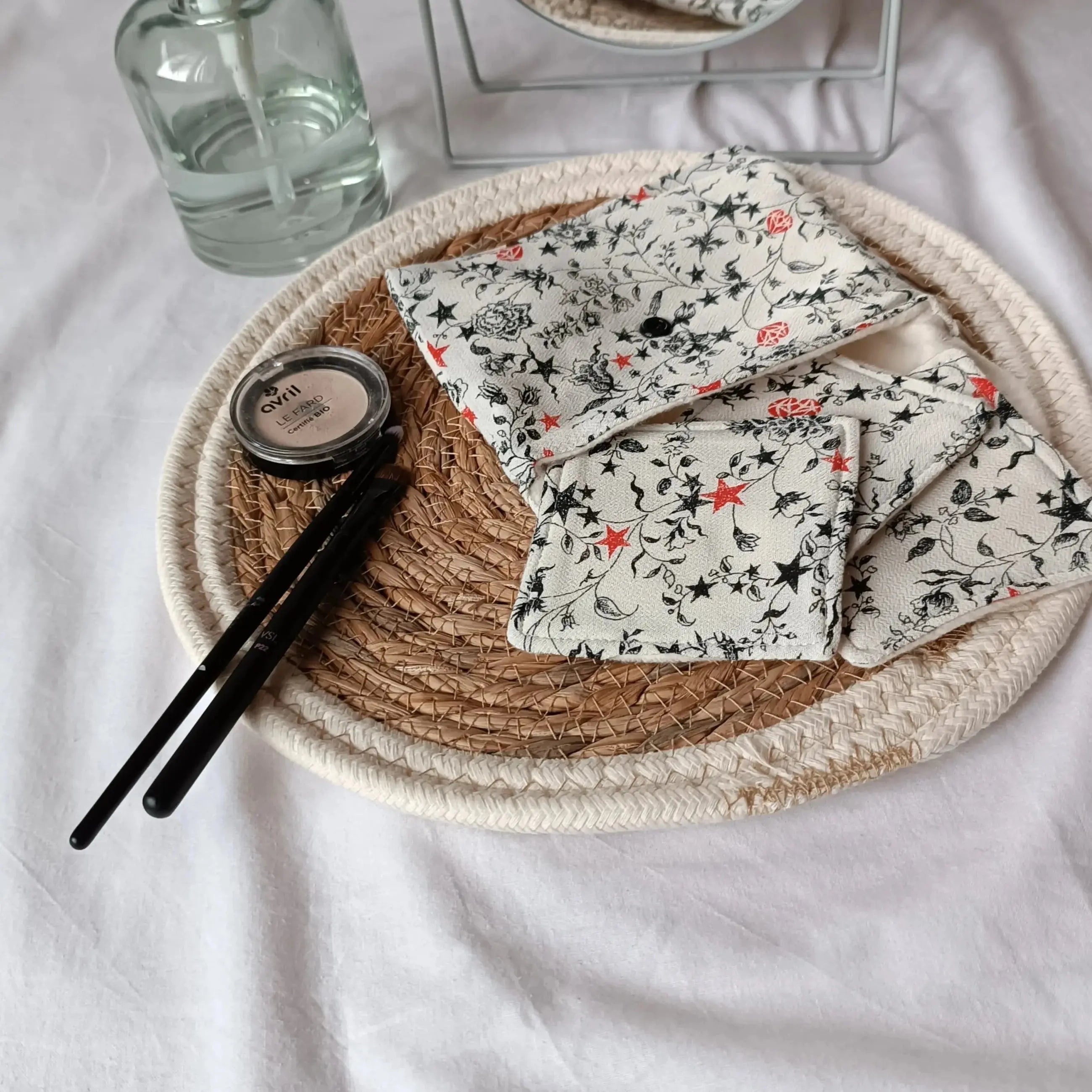 Pochette et lingettes démaquillantes noires, idée cadeau artisanale