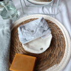Pochette à savon grise ouverte, doublure en molleton de coton
