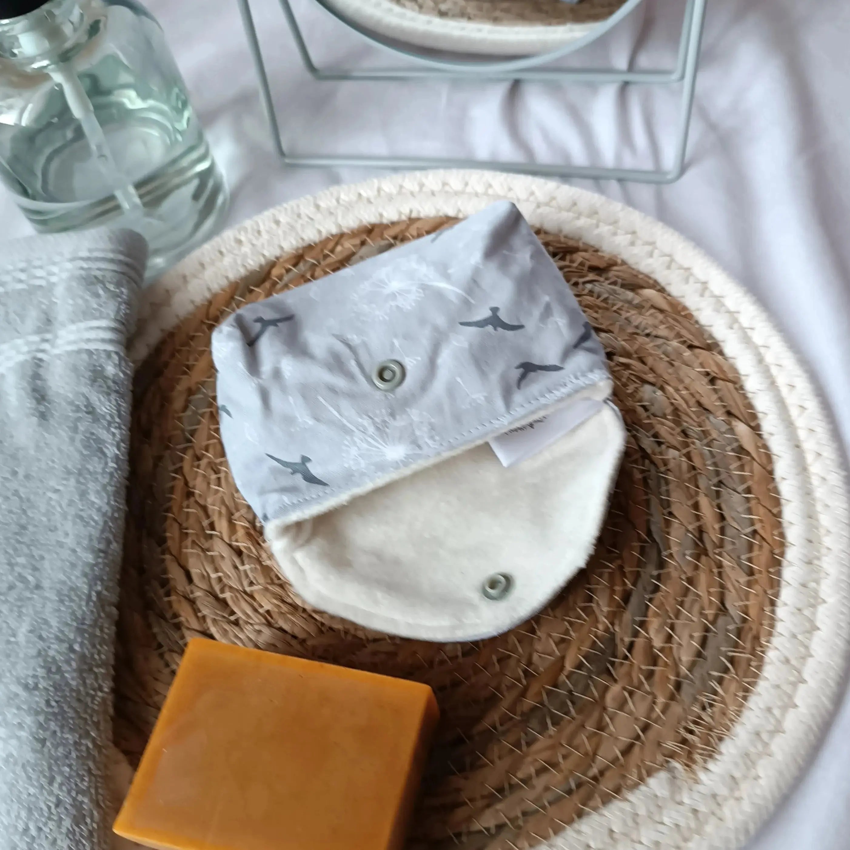 Pochette à savon grise ouverte, doublure en molleton de coton