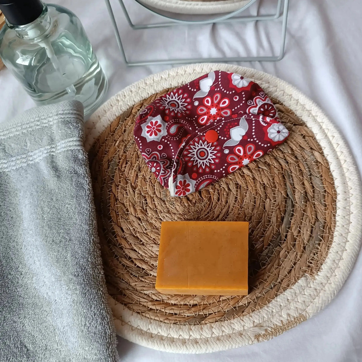 Pochette à savon en tissu upcyclé posée dans une trousse de toilette