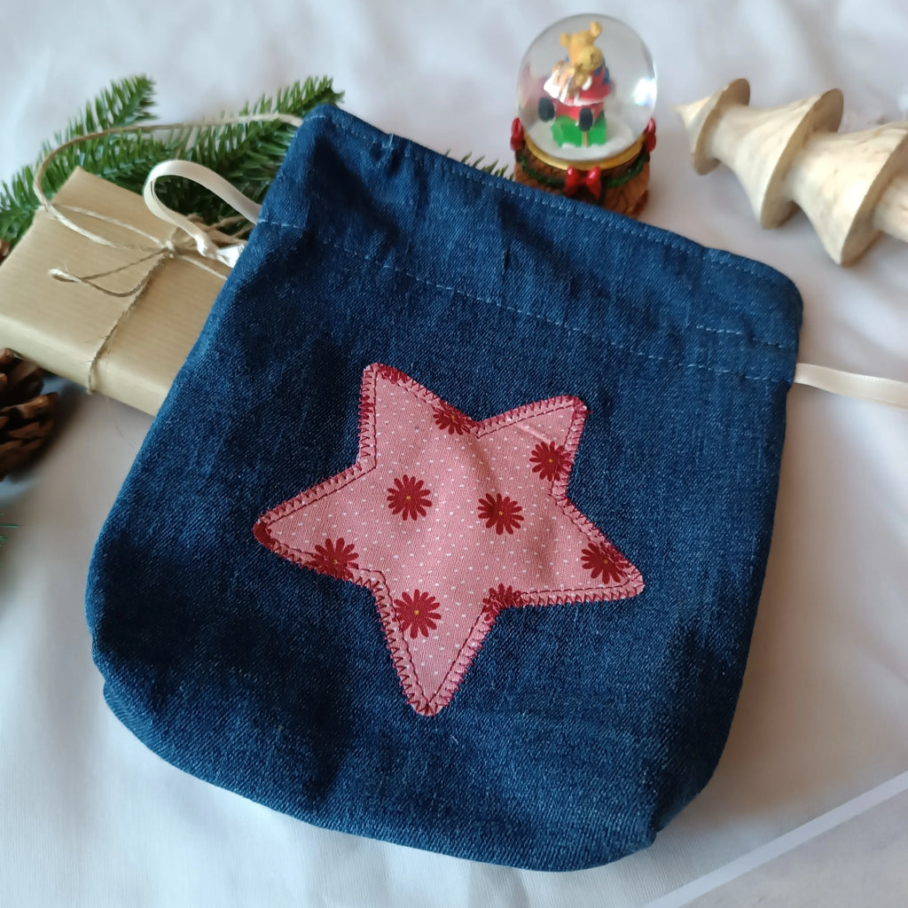 Emballage cadeau réutilisable - pochette cadeau de noel - emballage cadeau de noel - pochon de noel - sac cadeau de noel - idée cadeau de noel - idée cadeau noel 2025 - pochette cadeau pour noel - pochette cadeau tissu - pochon noel - pochon tissu - emballage cadeau noel tissu - emballage cadeau upcyclé