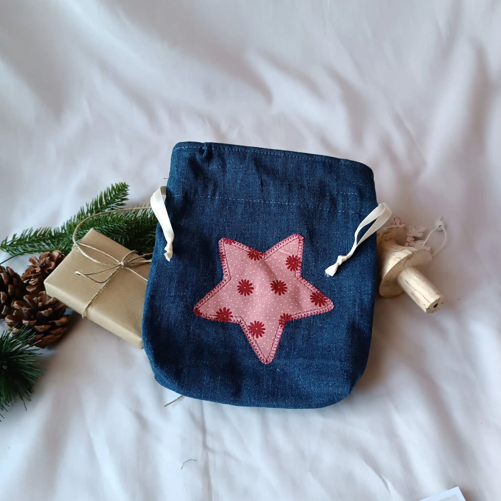 Emballage cadeau réutilisable - pochette cadeau de noel - emballage cadeau de noel - pochon de noel - sac cadeau de noel - idée cadeau de noel - idée cadeau noel 2025 - pochette cadeau pour noel - pochette cadeau tissu - pochon noel - pochon tissu - emballage cadeau noel tissu - emballage cadeau upcyclé