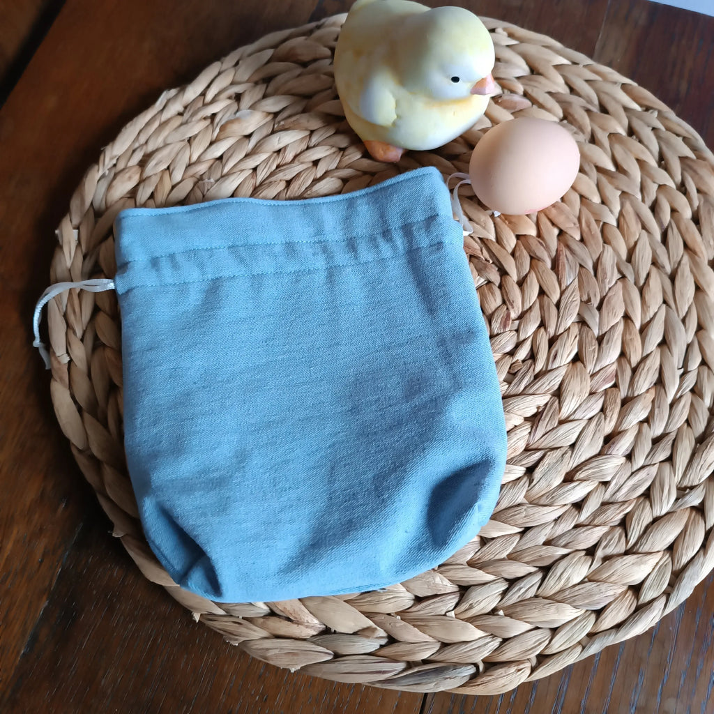 Pochon de Pâques artisanal en jeans clair, vue de côté