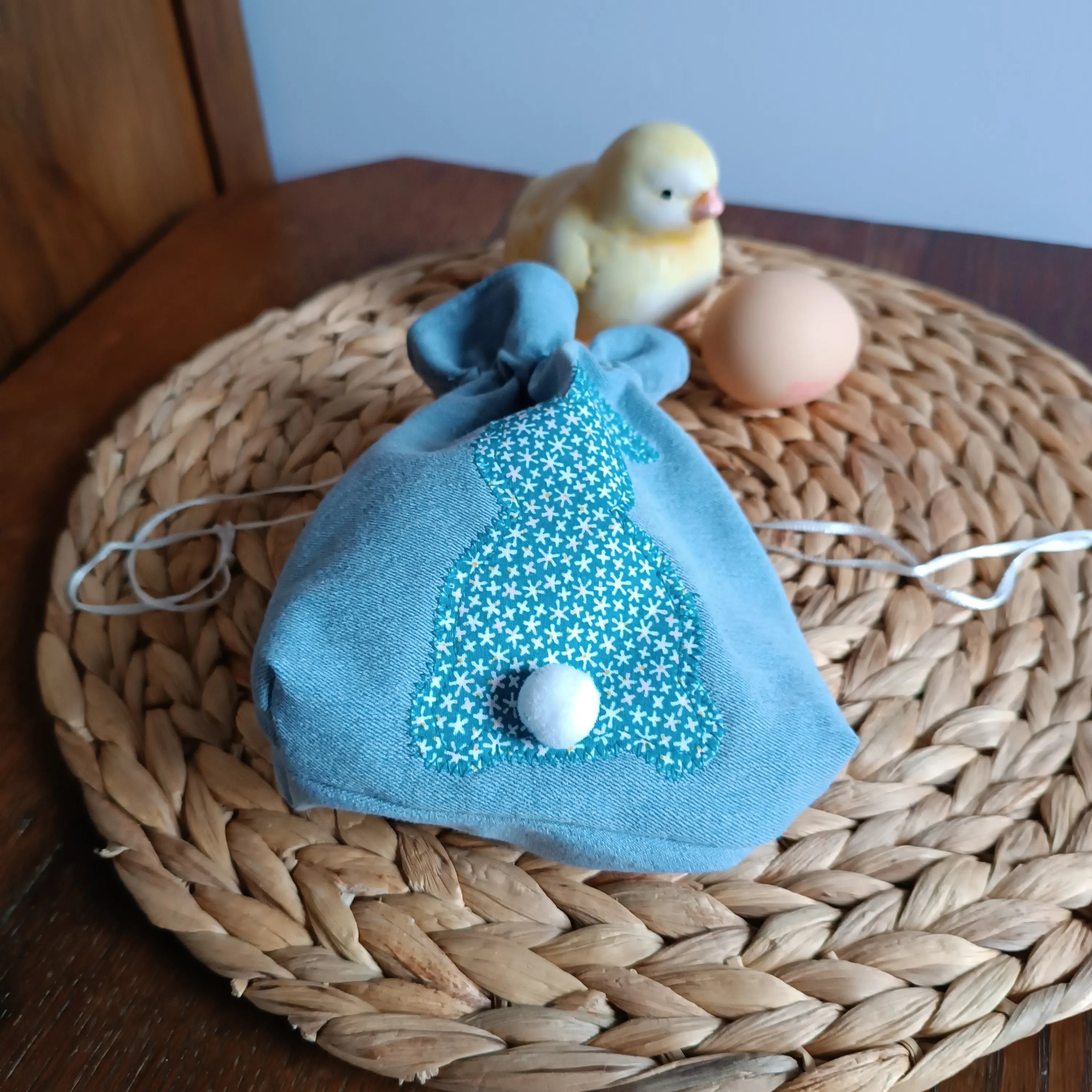 Pochon de Pâques en jeans clair upcyclé, doublé de coton bleu canard imprimé