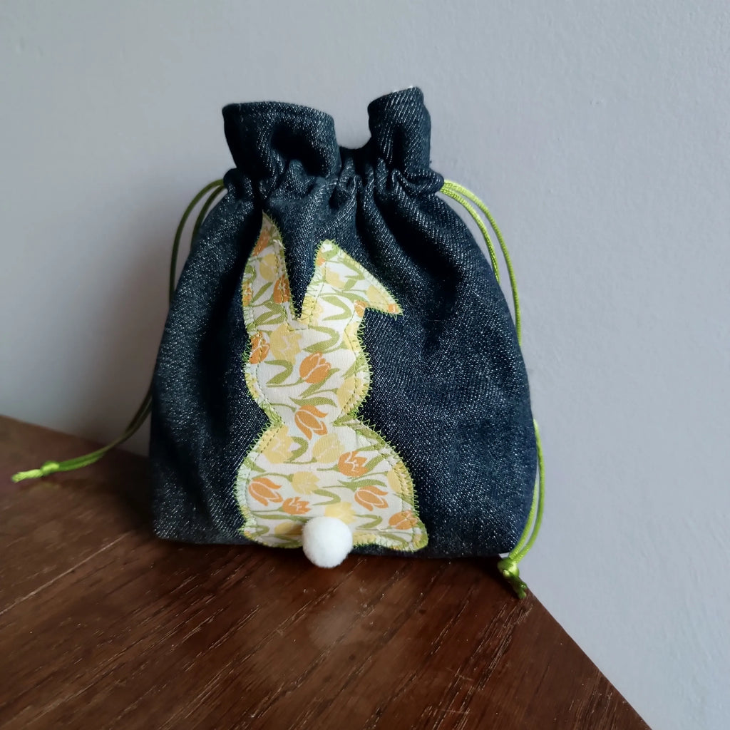 Pochon de Pâques ou pochette cadeau en jeans upcyclé et coton imprimé tulipe