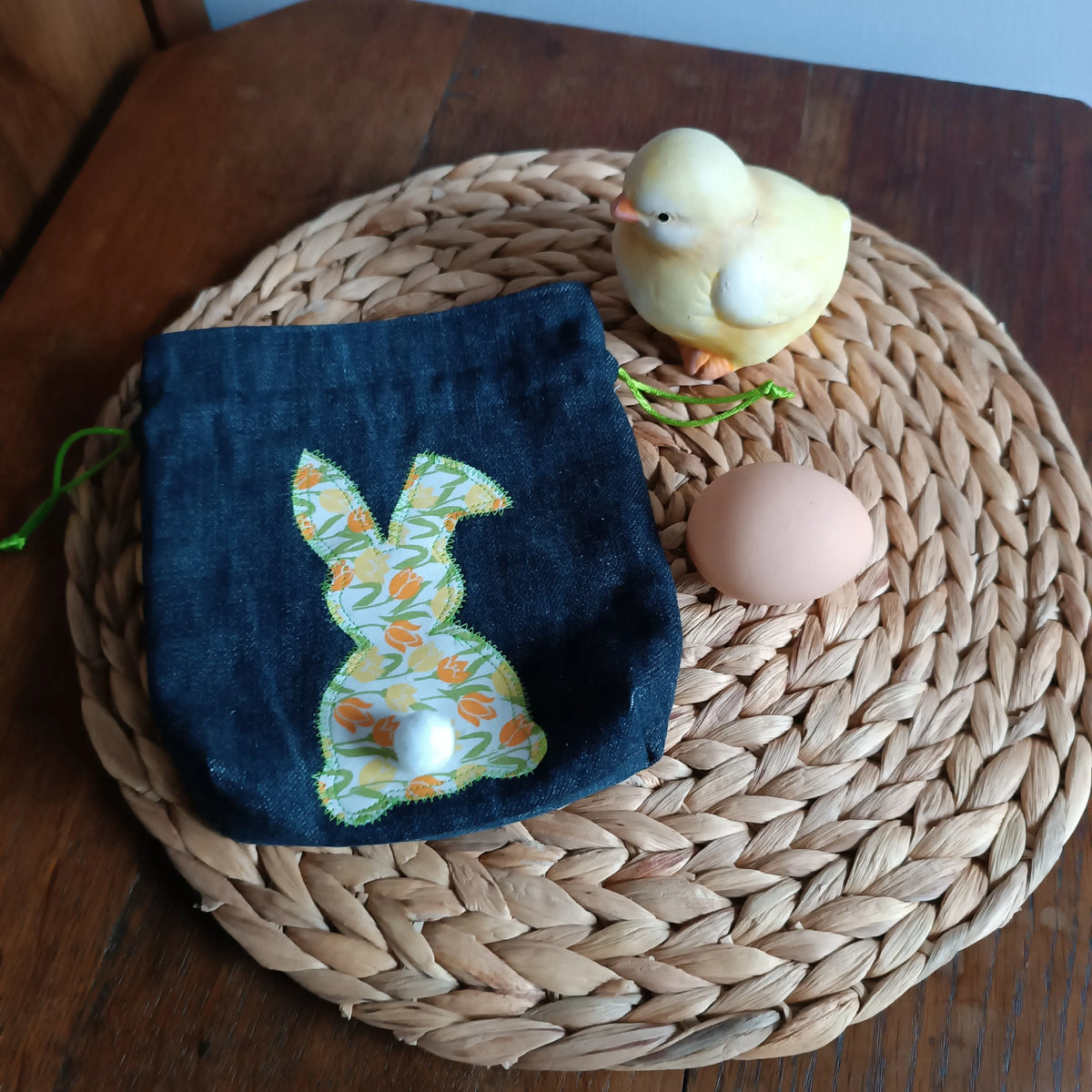 Détail de la doublure coton imprimé tulipe du pochon en jeans