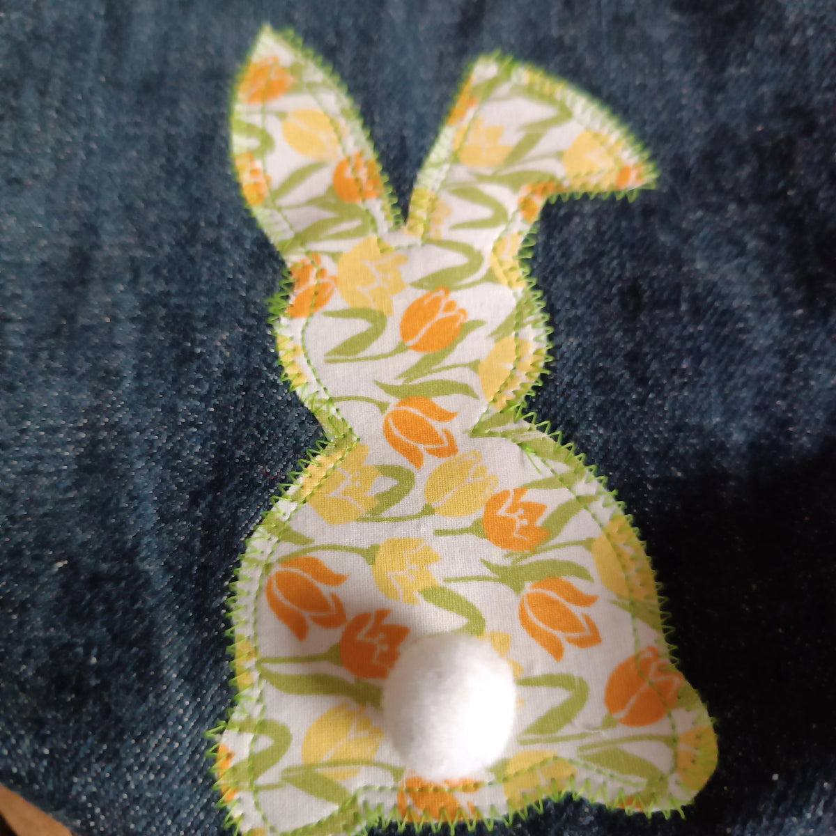 Pochette cadeau en jeans posée avec des œufs de Pâques