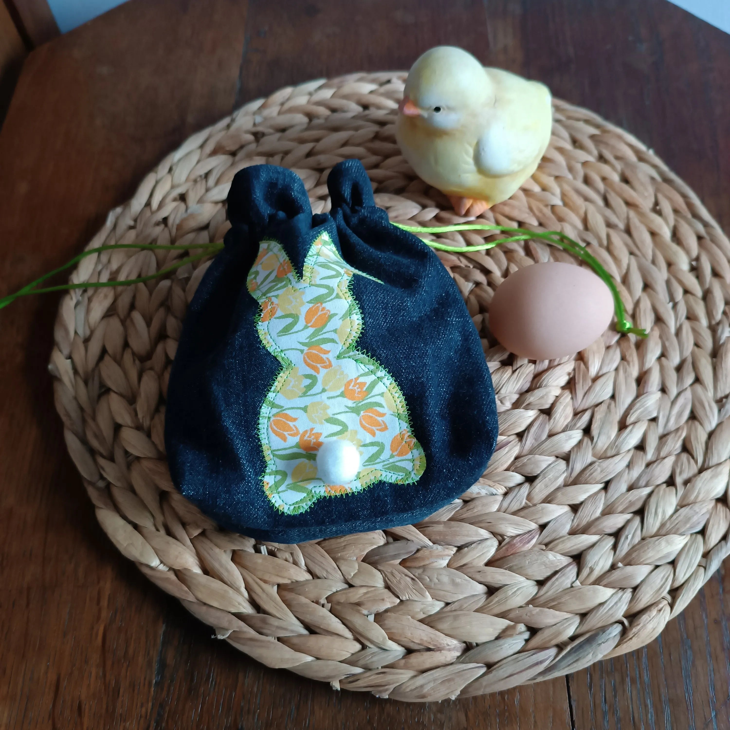 Pochon de Pâques en jeans upcyclé, doublé de coton imprimé tulipe