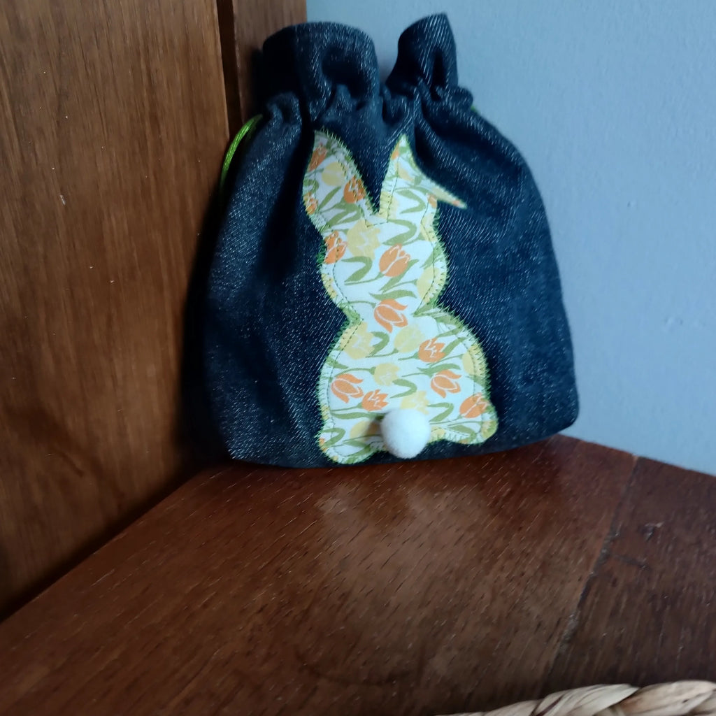 Pochon de Pâques ou pochette cadeau en jeans upcyclé et coton imprimé tulipe