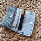 Porte-cartes gris de Récup’ Tissu de LILI – porte-cartes tissu upcyclé – porte-cartes écoresponsable -porte-cartes artisanale -idée cadeau artisanale -étui carte bancaire