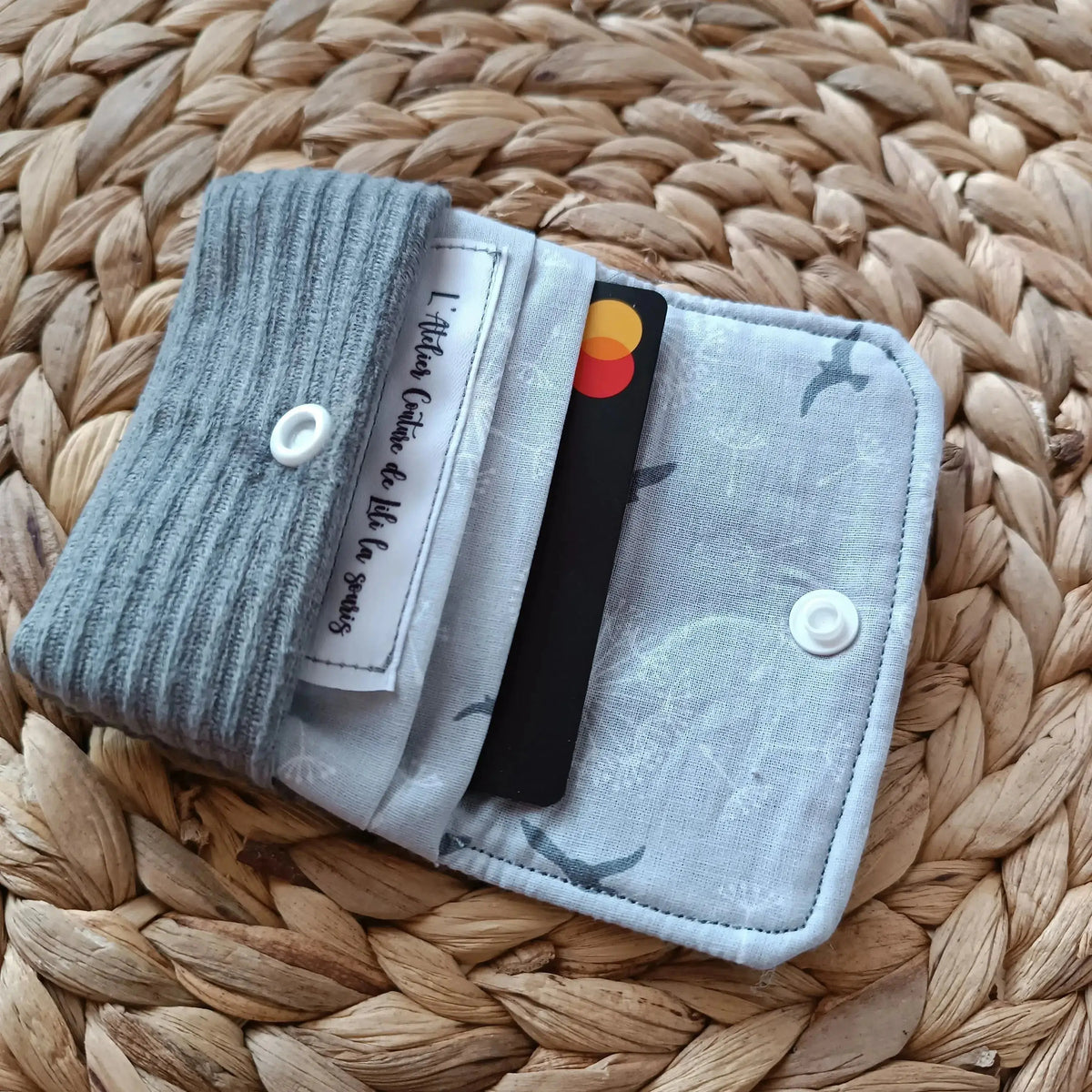 Porte-cartes artisanal gris décoré d'un petit cœur en tissu