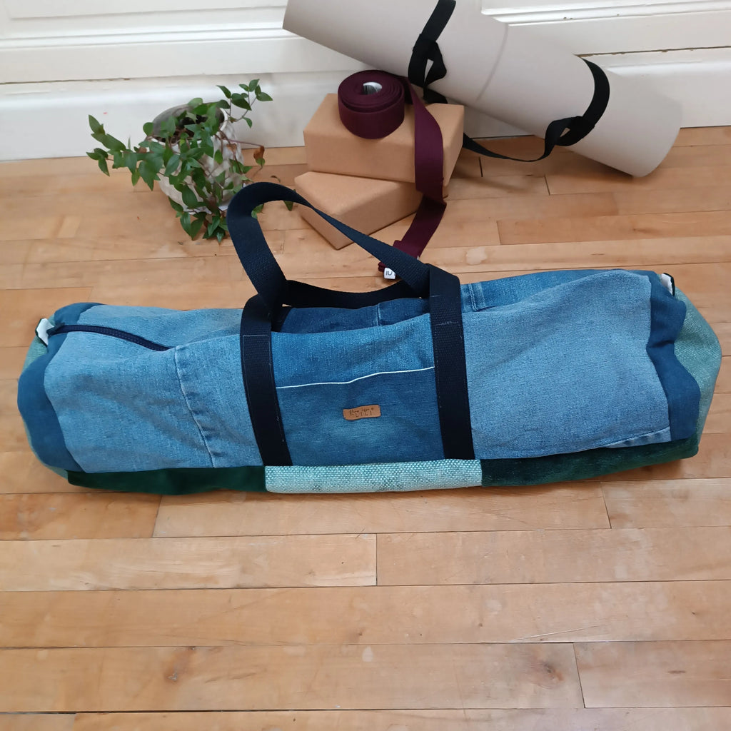 sac housse tapis de yoga upcyclé jeans et vert , sac tapis de yoga upcyclé, housse tapis de yoga upcyclée, sac tapis de yoga, housse tapis de yoga, sac de yoga fait main, sac yoga artisanal, sac yoga écoresponsable, sac yoga durable, sac tapis de sport écoresponsable, sac en jeans upcyclé, sac en jeans recyclé, sac upcycling textile, accessoire yoga upcyclé, housse yoga zéro déchet, sac yoga écologique, sac yoga fait main France,  création artisanale française, sac artisanal textile, accessoire yoga bien-êt