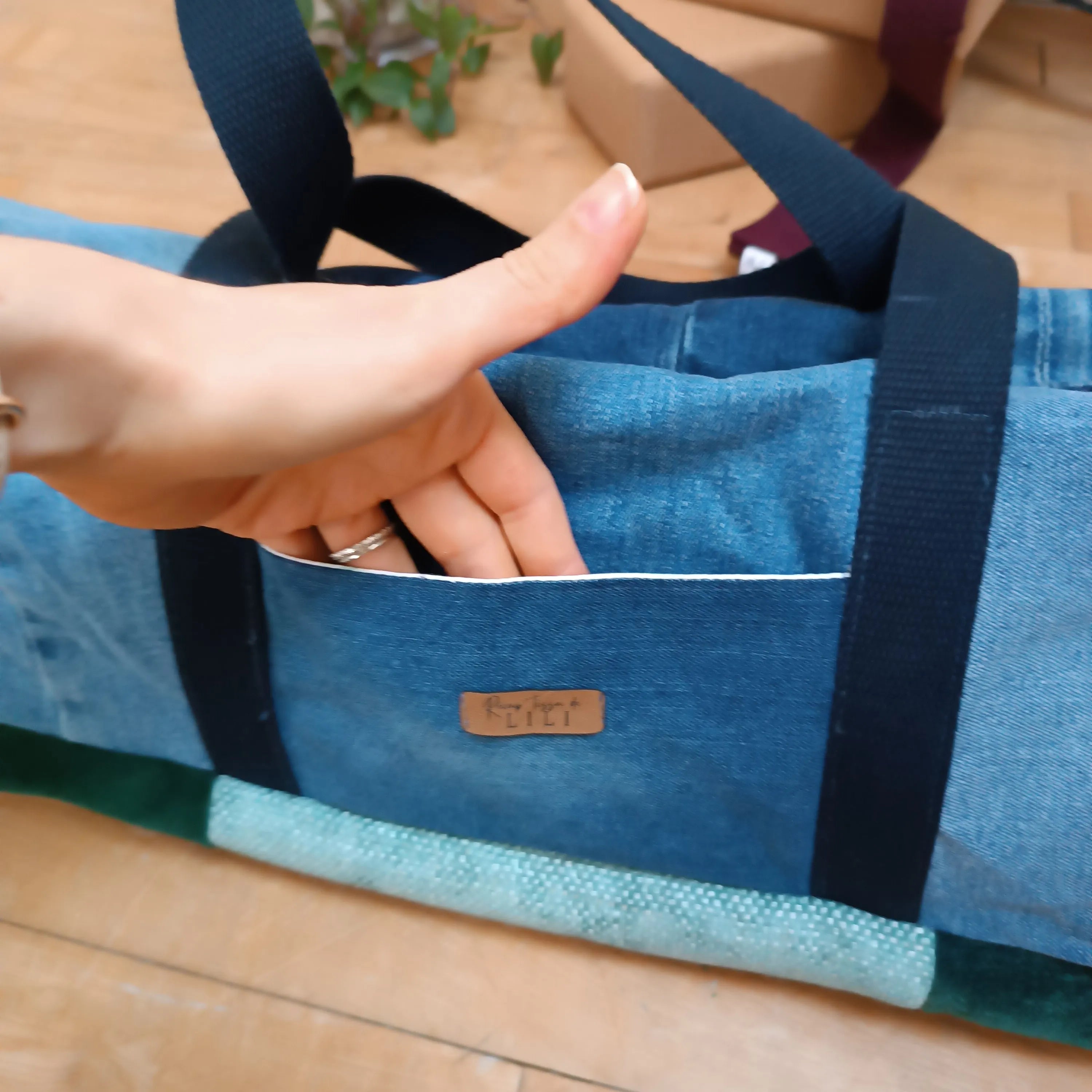 Sac de yoga en jeans recyclé, gros plan sur les surpiqûres apparentes