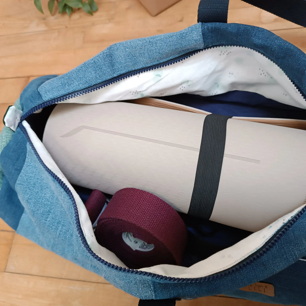 sac housse tapis de yoga upcyclé jeans et vert , sac tapis de yoga upcyclé, housse tapis de yoga upcyclée, sac tapis de yoga, housse tapis de yoga, sac de yoga fait main, sac yoga artisanal, sac yoga écoresponsable, sac yoga durable, sac tapis de sport écoresponsable, sac en jeans upcyclé, sac en jeans recyclé, sac upcycling textile, accessoire yoga upcyclé, housse yoga zéro déchet, sac yoga écologique, sac yoga fait main France,  création artisanale française, sac artisanal textile, accessoire yoga bien-êt