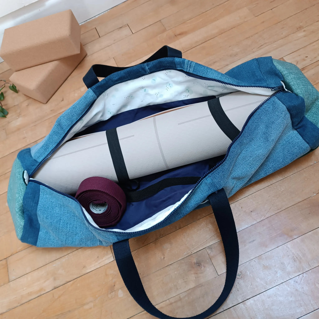 sac housse tapis de yoga upcyclé jeans et vert , sac tapis de yoga upcyclé, housse tapis de yoga upcyclée, sac tapis de yoga, housse tapis de yoga, sac de yoga fait main, sac yoga artisanal, sac yoga écoresponsable, sac yoga durable, sac tapis de sport écoresponsable, sac en jeans upcyclé, sac en jeans recyclé, sac upcycling textile, accessoire yoga upcyclé, housse yoga zéro déchet, sac yoga écologique, sac yoga fait main France,  création artisanale française, sac artisanal textile, accessoire yoga bien-êt
