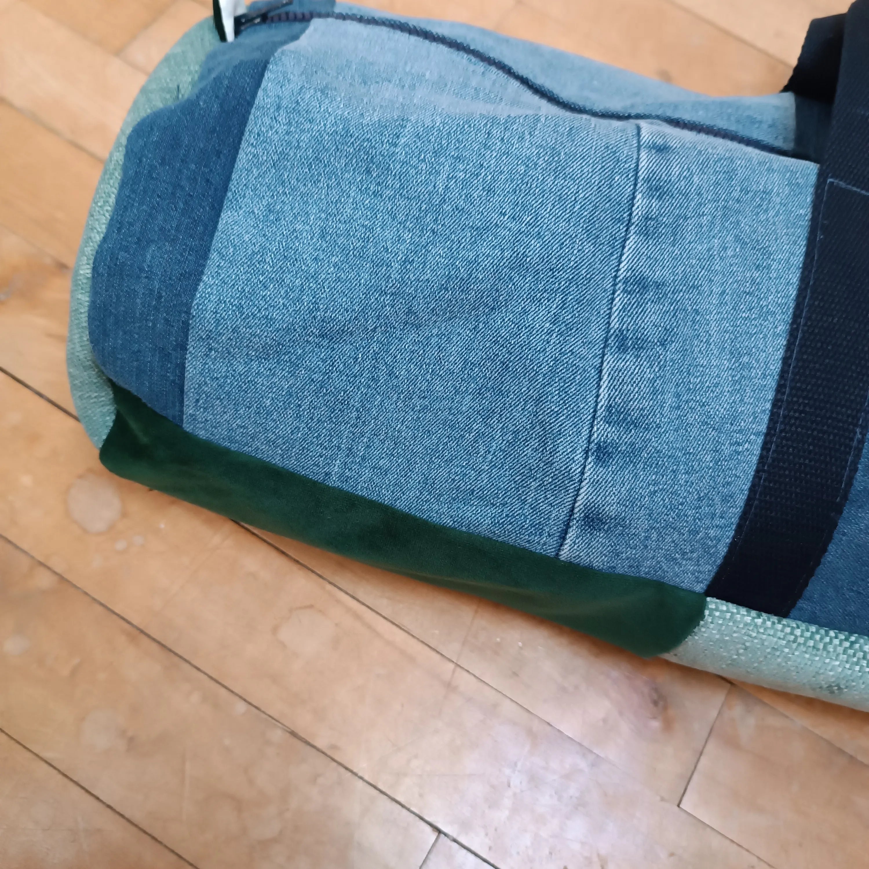 sac housse tapis de yoga upcyclé jeans et vert , sac tapis de yoga upcyclé, housse tapis de yoga upcyclée, sac tapis de yoga, housse tapis de yoga, sac de yoga fait main, sac yoga artisanal, sac yoga écoresponsable, sac yoga durable, sac tapis de sport écoresponsable, sac en jeans upcyclé, sac en jeans recyclé, sac upcycling textile, accessoire yoga upcyclé, housse yoga zéro déchet, sac yoga écologique, sac yoga fait main France,  création artisanale française, sac artisanal textile, accessoire yoga bien-êt