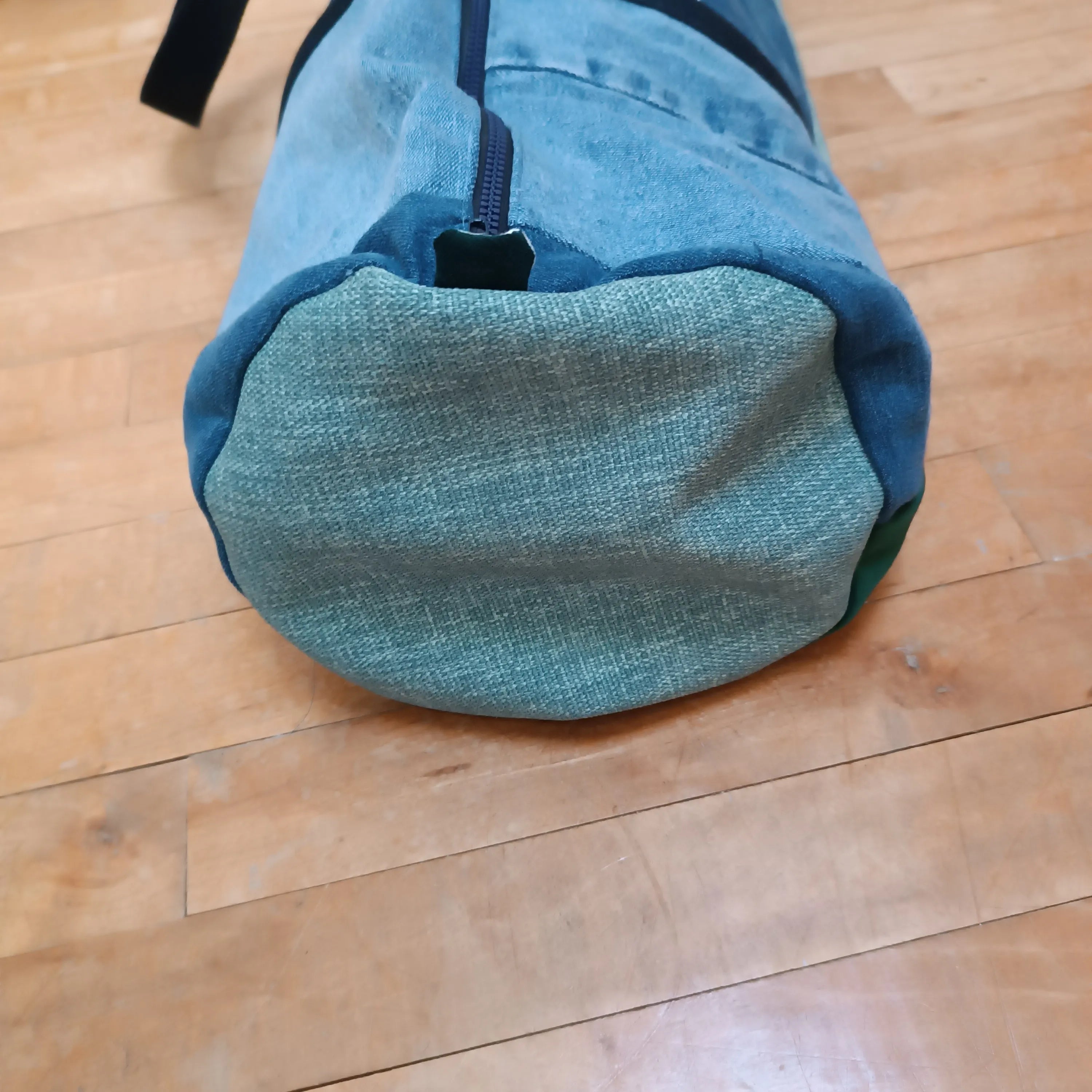sac housse tapis de yoga upcyclé jeans et vert , sac tapis de yoga upcyclé, housse tapis de yoga upcyclée, sac tapis de yoga, housse tapis de yoga, sac de yoga fait main, sac yoga artisanal, sac yoga écoresponsable, sac yoga durable, sac tapis de sport écoresponsable, sac en jeans upcyclé, sac en jeans recyclé, sac upcycling textile, accessoire yoga upcyclé, housse yoga zéro déchet, sac yoga écologique, sac yoga fait main France,  création artisanale française, sac artisanal textile, accessoire yoga bien-êt
