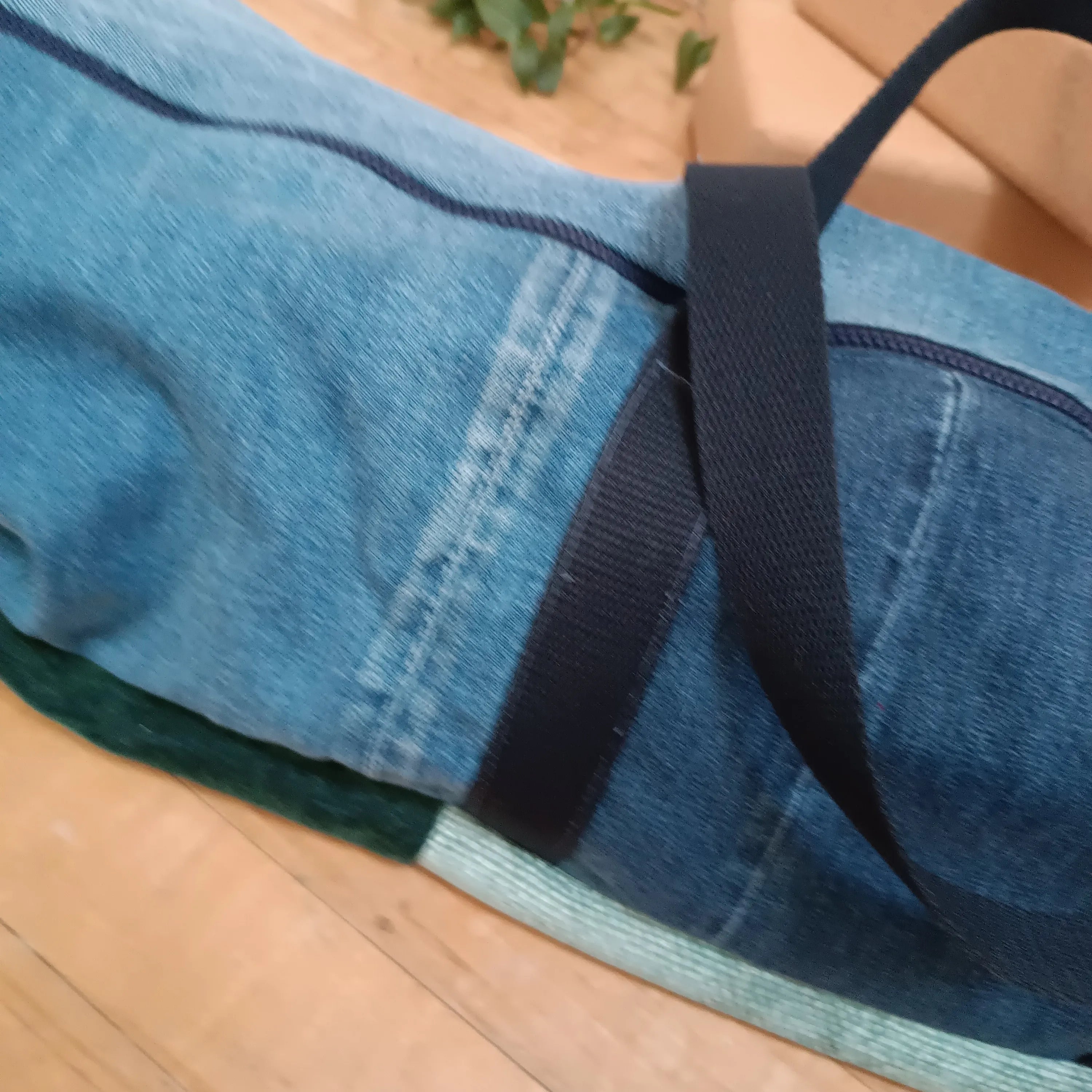 sac housse tapis de yoga upcyclé jeans et vert , sac tapis de yoga upcyclé, housse tapis de yoga upcyclée, sac tapis de yoga, housse tapis de yoga, sac de yoga fait main, sac yoga artisanal, sac yoga écoresponsable, sac yoga durable, sac tapis de sport écoresponsable, sac en jeans upcyclé, sac en jeans recyclé, sac upcycling textile, accessoire yoga upcyclé, housse yoga zéro déchet, sac yoga écologique, sac yoga fait main France,  création artisanale française, sac artisanal textile, accessoire yoga bien-êt
