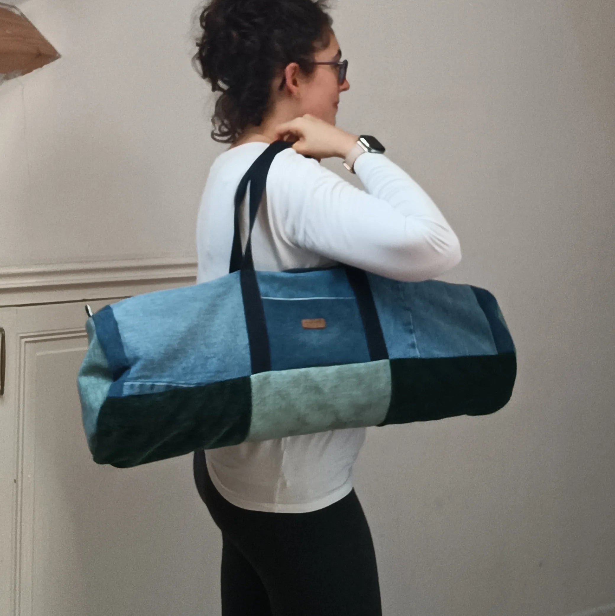 sac housse tapis de yoga upcyclé jeans et vert , sac tapis de yoga upcyclé, housse tapis de yoga upcyclée, sac tapis de yoga, housse tapis de yoga, sac de yoga fait main, sac yoga artisanal, sac yoga écoresponsable, sac yoga durable, sac tapis de sport écoresponsable, sac en jeans upcyclé, sac en jeans recyclé, sac upcycling textile, accessoire yoga upcyclé, housse yoga zéro déchet, sac yoga écologique, sac yoga fait main France,  création artisanale française, sac artisanal textile, accessoire yoga bien-êt