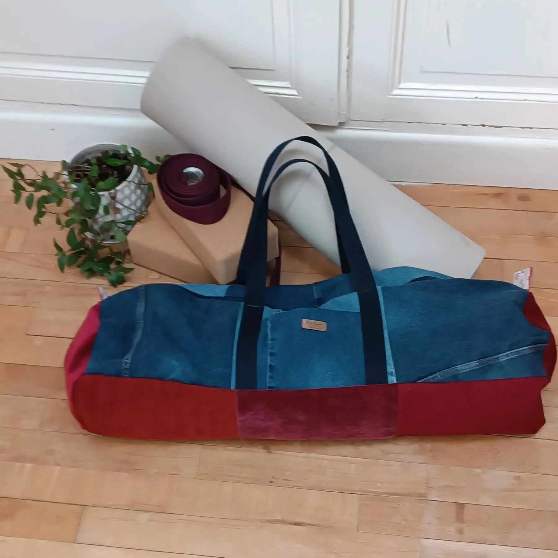 Sac housse tapis de yoga en jeans upcyclé et tissu rouge