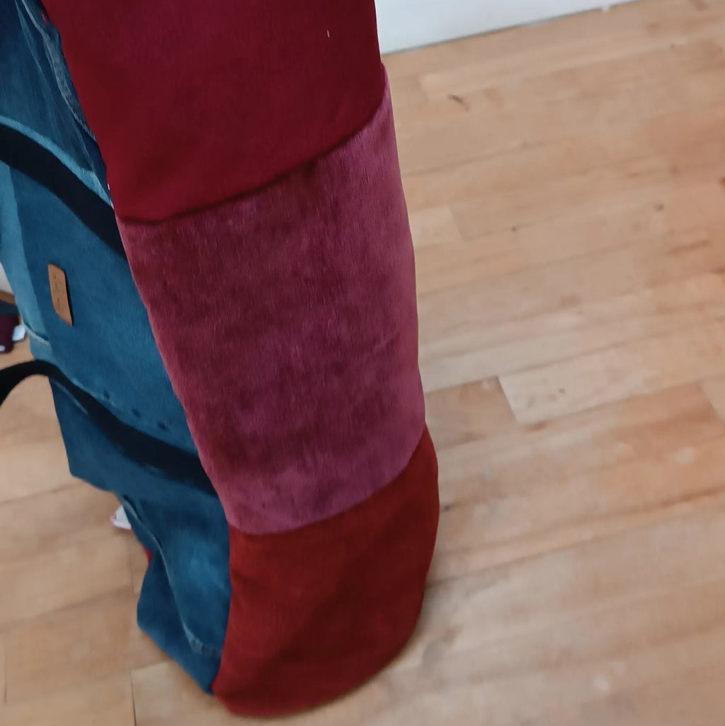 sac housse tapis de yoga upcyclé jeans et rouge , sac tapis de yoga upcyclé, housse tapis de yoga upcyclée, sac tapis de yoga, housse tapis de yoga, sac de yoga fait main, sac yoga artisanal, sac yoga écoresponsable, sac yoga durable, sac tapis de sport écoresponsable, sac en jeans upcyclé, sac en jeans recyclé, sac upcycling textile, accessoire yoga upcyclé, housse yoga zéro déchet, sac yoga écologique, sac yoga fait main France,  création artisanale française, sac artisanal textile, accessoire yoga bien-ê