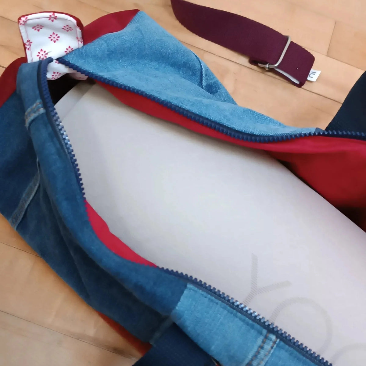 Sac de yoga artisanal en jeans upcyclé, porté en bandoulière