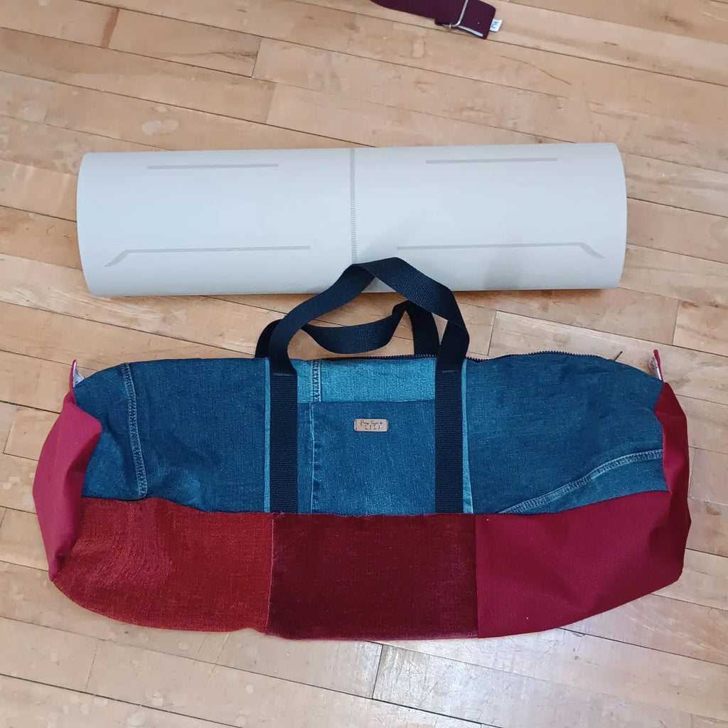 Sac de yoga en jeans et tissu rouge, vue de face sur fond neutre