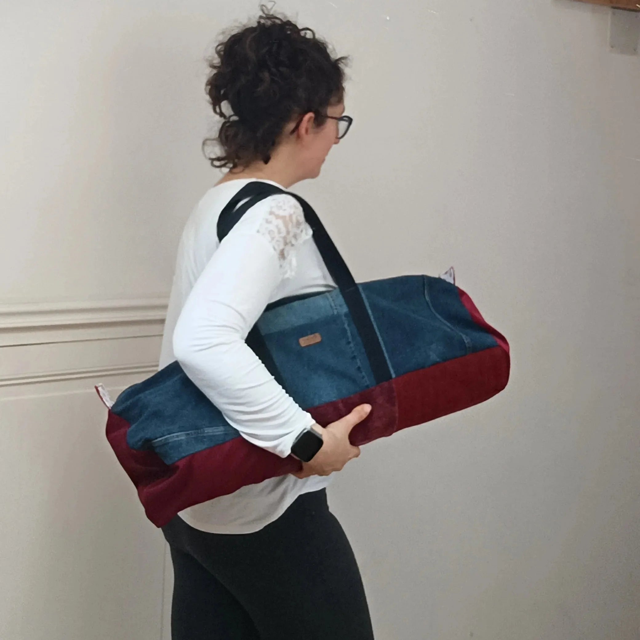 Sac de yoga en jeans recyclé, gros plan sur les surpiqûres apparentes