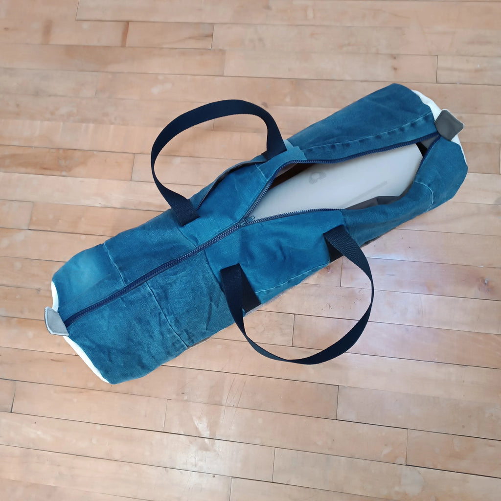 sac housse tapis de yoga upcyclé jeans et taupe , sac tapis de yoga upcyclé, housse tapis de yoga upcyclée, sac tapis de yoga, housse tapis de yoga, sac de yoga fait main, sac yoga artisanal, sac yoga écoresponsable, sac yoga durable, sac tapis de sport écoresponsable, sac en jeans upcyclé, sac en jeans recyclé, sac upcycling textile, accessoire yoga upcyclé, housse yoga zéro déchet, sac yoga écologique, sac yoga fait main France,  création artisanale française, sac artisanal textile, accessoire yoga bien-ê